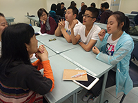 濱州醫學院同學在中醫學院觀課並和老師討論
